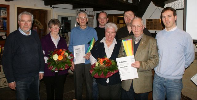 Neue Ehrenmitglieder wurden Alois Bokeloh und Heinz Meyer, auf dem Foto mit ihren Ehefrauen Hanni und Maria sowie Mitglieder des Vorstandes.